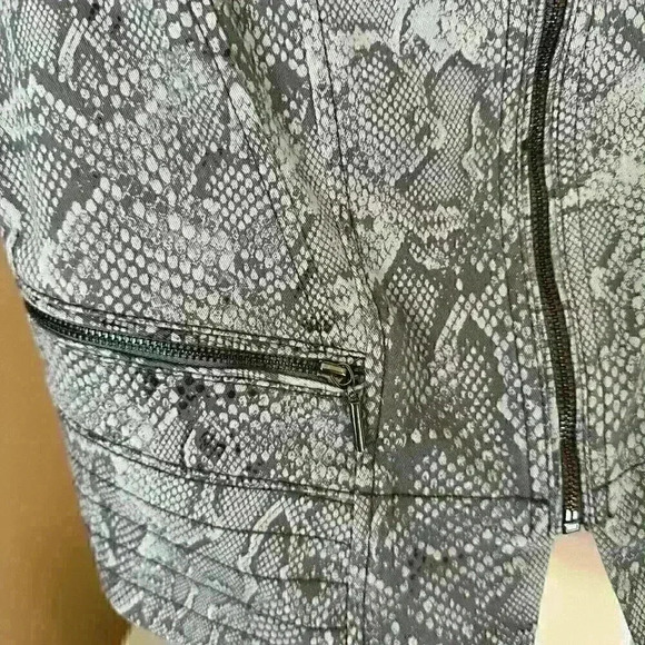 White House Black Market Snake jean jacket- size 6 - Picture 2 of 6